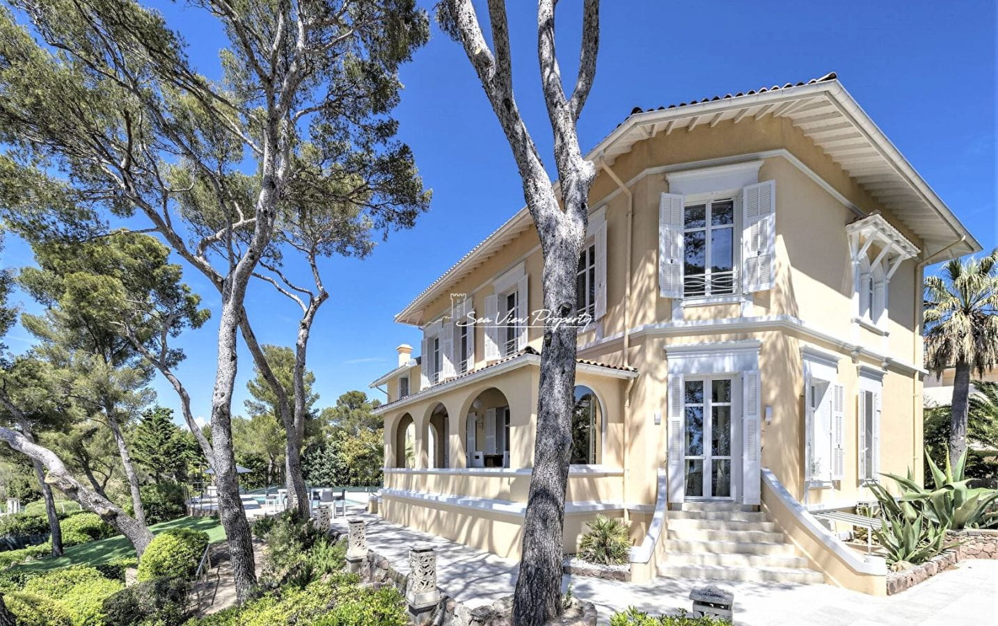 SAINT-RAPHAËL, MAISON PIEDS DANS L’EAU 10 PIECES. Image 17