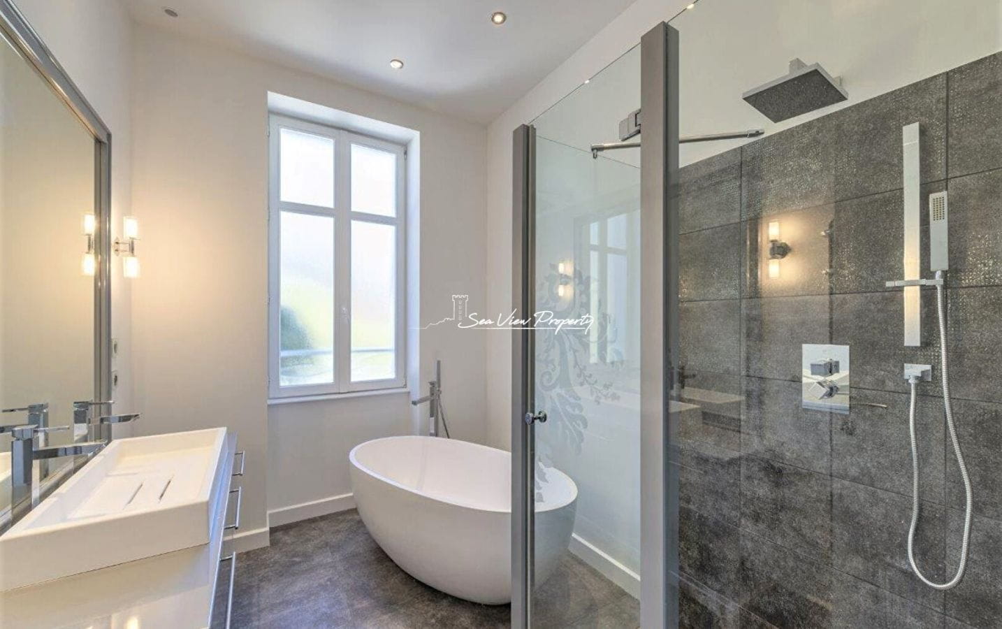 SAINT-RAPHAËL, MAISON PIEDS DANS L’EAU 10 PIECES. Image 5