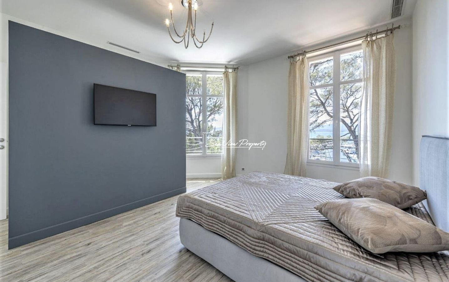 SAINT-RAPHAËL, MAISON PIEDS DANS L’EAU 10 PIECES. Image 6