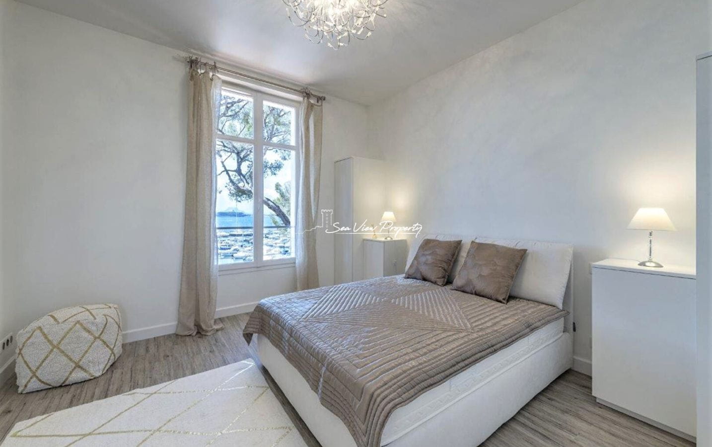 SAINT-RAPHAËL, MAISON PIEDS DANS L’EAU 10 PIECES. Image 7