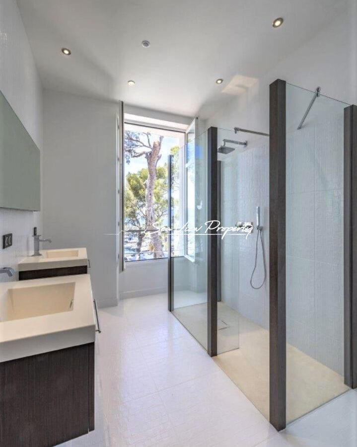 SAINT-RAPHAËL, MAISON PIEDS DANS L’EAU 10 PIECES. Image 8