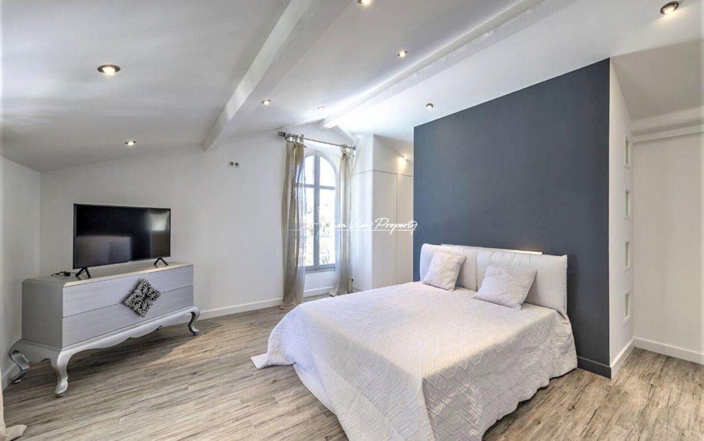 SAINT-RAPHAËL, MAISON PIEDS DANS L’EAU 10 PIECES. Image 9