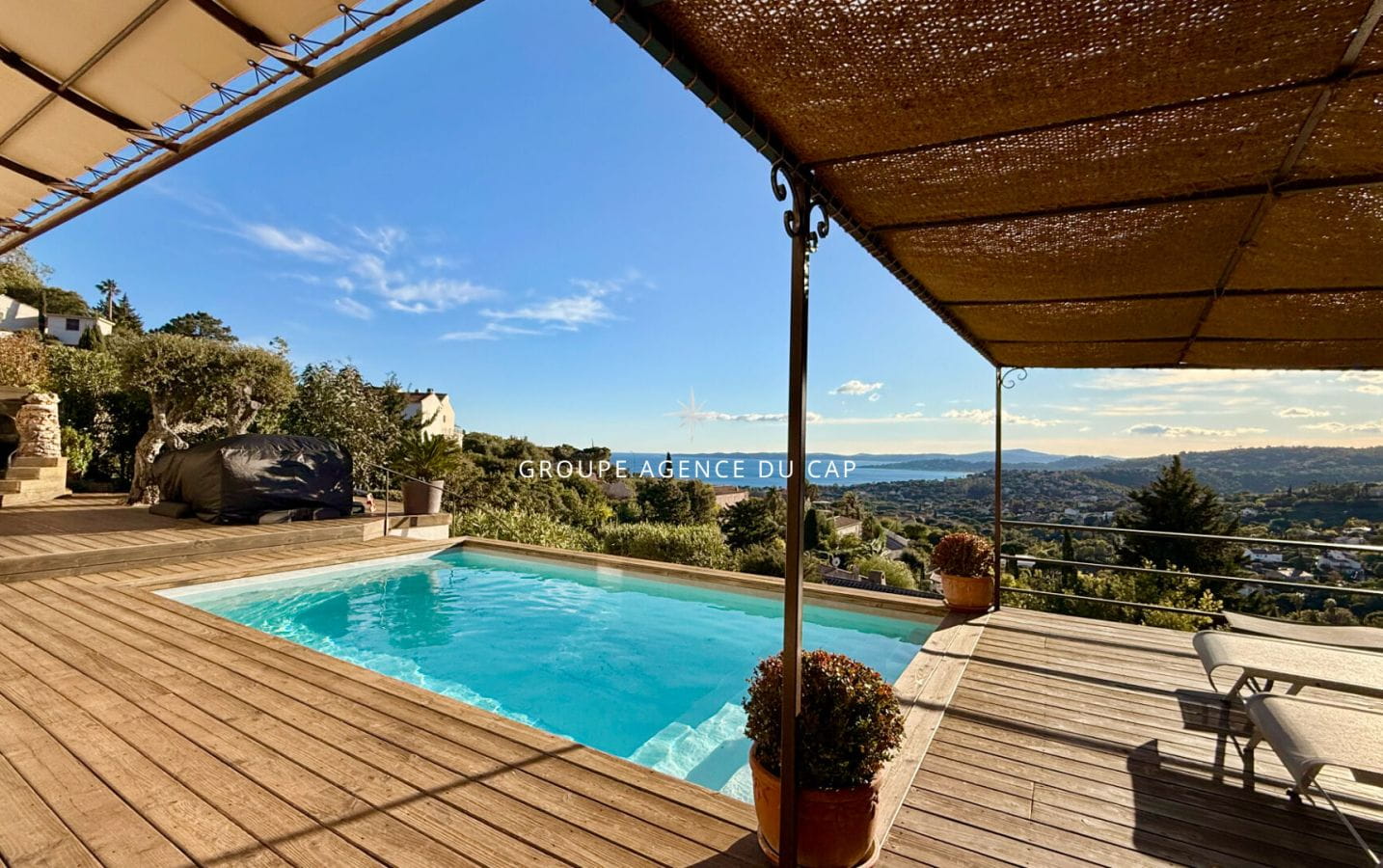 VUE MER SUR LE GOLFE DE SAINT TROPEZ VILLA DE CHARME AVEC PISCINE, AUX ISSAMBRES Image 3