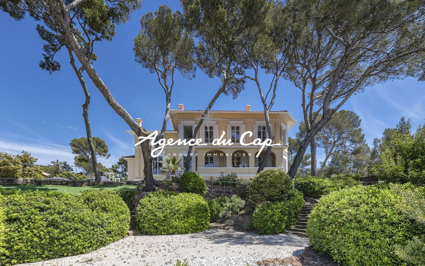 VILLA DE CARACTERE SUR LE PORT SANTA LUCIA VUE MER TOUT A PIED AVEC PISCINE A SAINT RAPHAEL Image 1