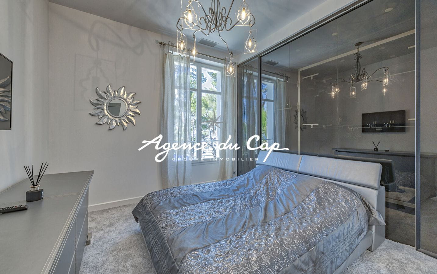 VILLA DE CARACTERE SUR LE PORT SANTA LUCIA VUE MER TOUT A PIED AVEC PISCINE A SAINT RAPHAEL Image 10