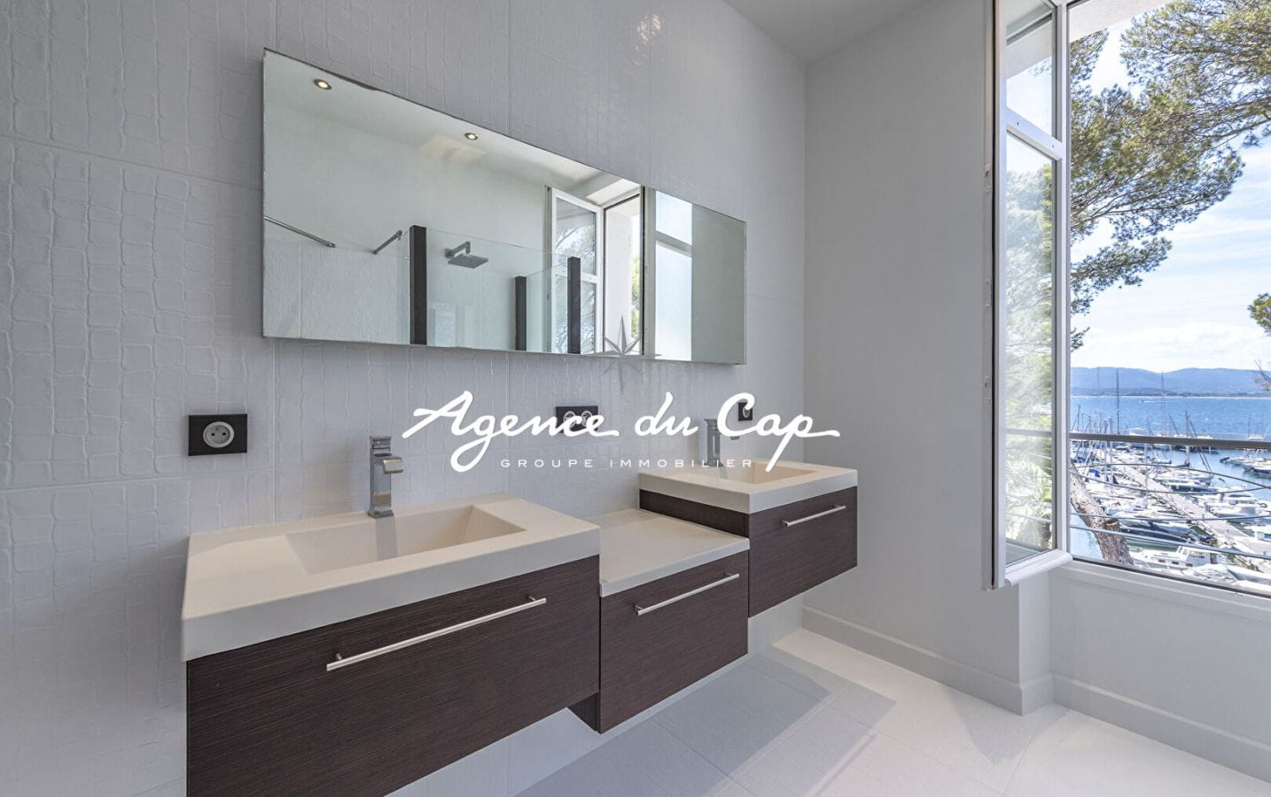 VILLA DE CARACTERE SUR LE PORT SANTA LUCIA VUE MER TOUT A PIED AVEC PISCINE A SAINT RAPHAEL Image 11