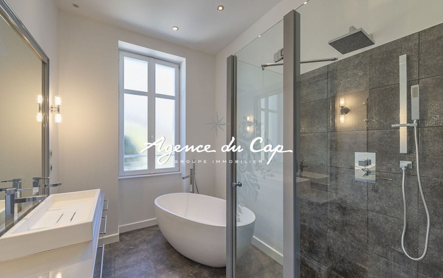 VILLA DE CARACTERE SUR LE PORT SANTA LUCIA VUE MER TOUT A PIED AVEC PISCINE A SAINT RAPHAEL Image 13