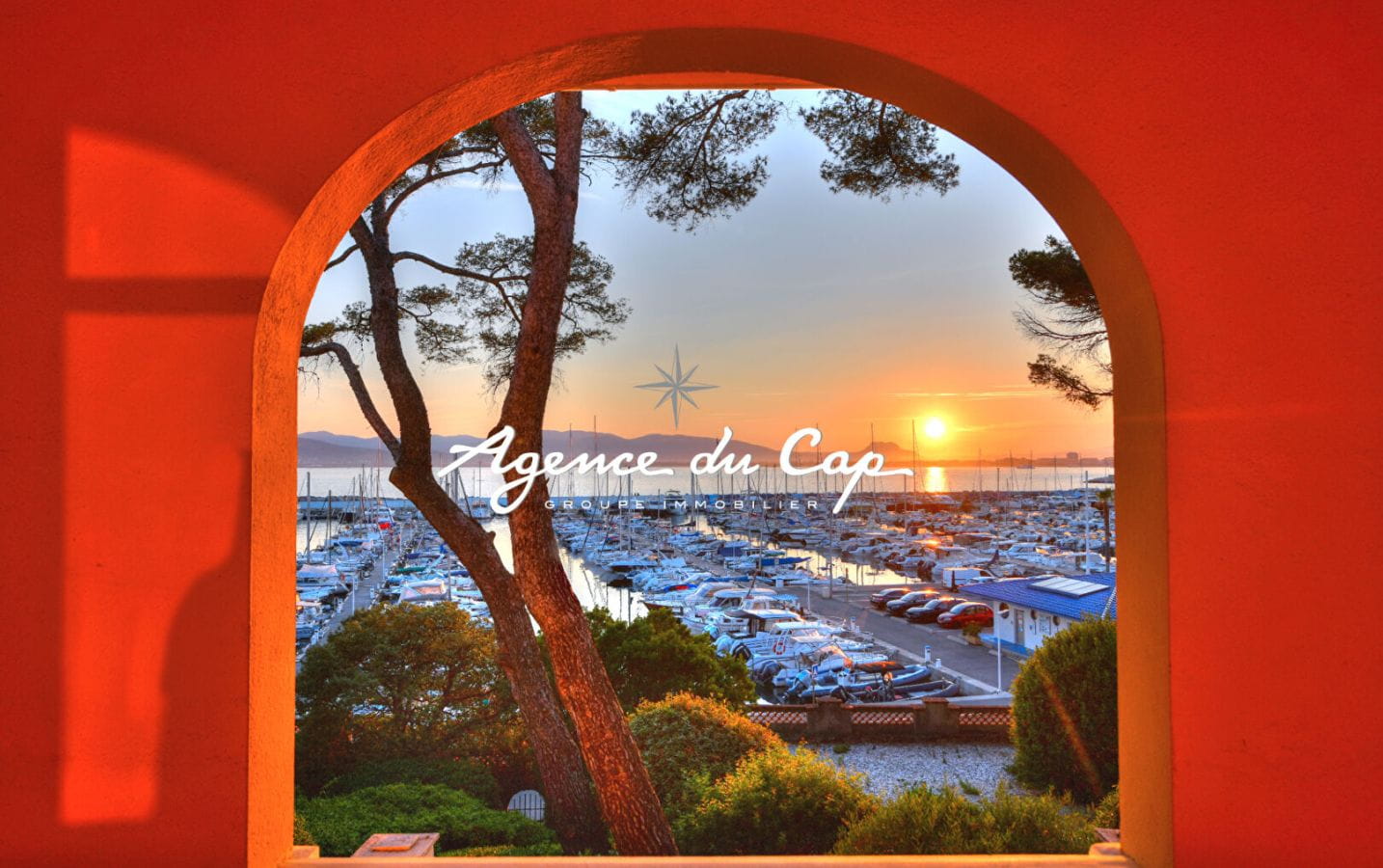 VILLA DE CARACTERE SUR LE PORT SANTA LUCIA VUE MER TOUT A PIED AVEC PISCINE A SAINT RAPHAEL Image 3