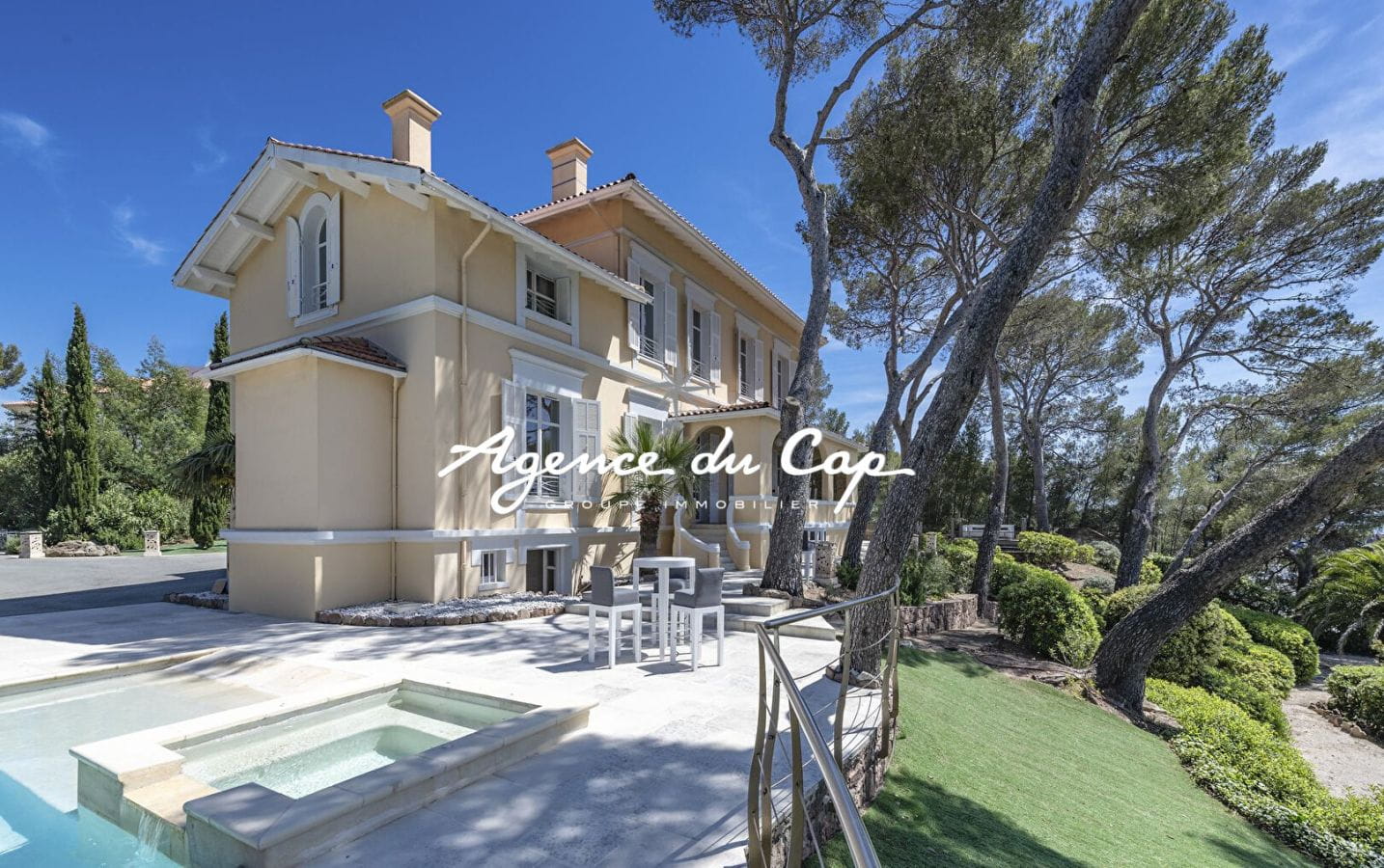 VILLA DE CARACTERE SUR LE PORT SANTA LUCIA VUE MER TOUT A PIED AVEC PISCINE A SAINT RAPHAEL Image 4