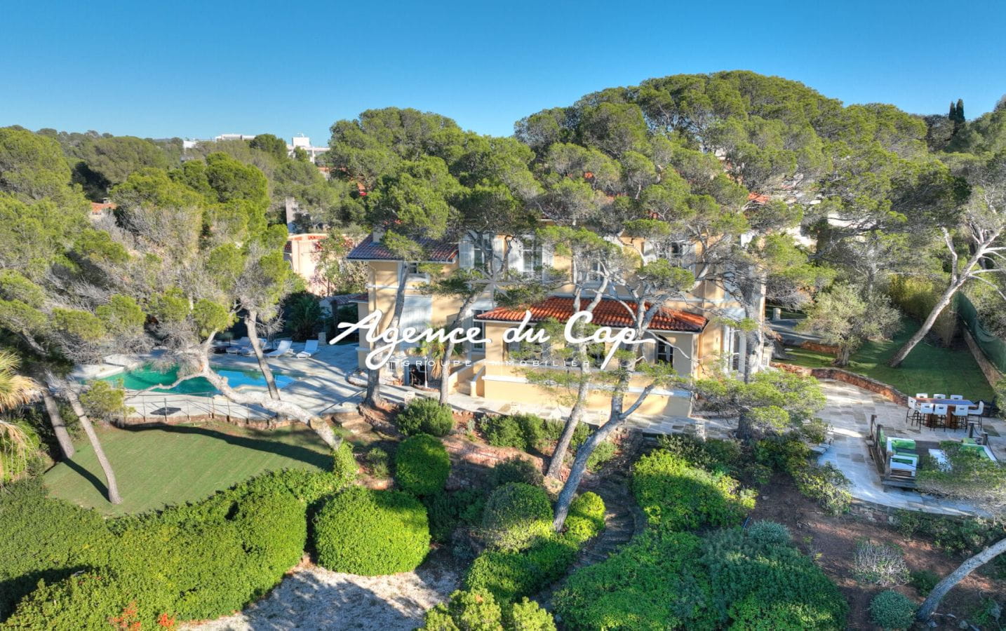 VILLA DE CARACTERE SUR LE PORT SANTA LUCIA VUE MER TOUT A PIED AVEC PISCINE A SAINT RAPHAEL Image 5