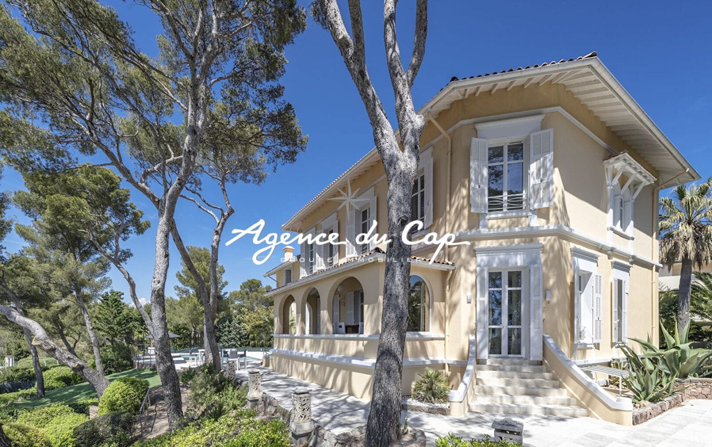 VILLA DE CARACTERE SUR LE PORT SANTA LUCIA VUE MER TOUT A PIED AVEC PISCINE A SAINT RAPHAEL Image 8