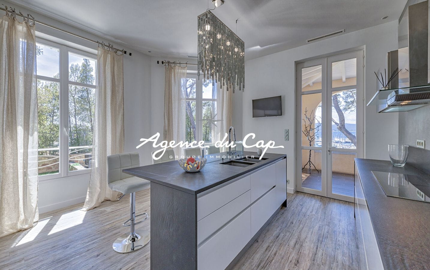 VILLA DE CARACTERE SUR LE PORT SANTA LUCIA VUE MER TOUT A PIED AVEC PISCINE A SAINT RAPHAEL Image 9