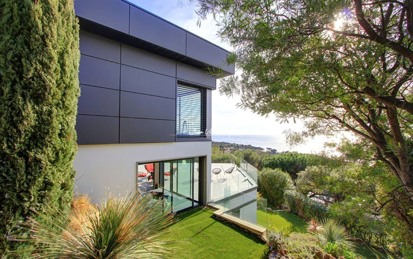 VILLA 380M² CONTEMPORAINE 8 PIECES AVEC VUE MER PANORAMIQUE, GARAGE DOUBLE, PISCINE MOBILE AUX ISSAMBRES Image 4