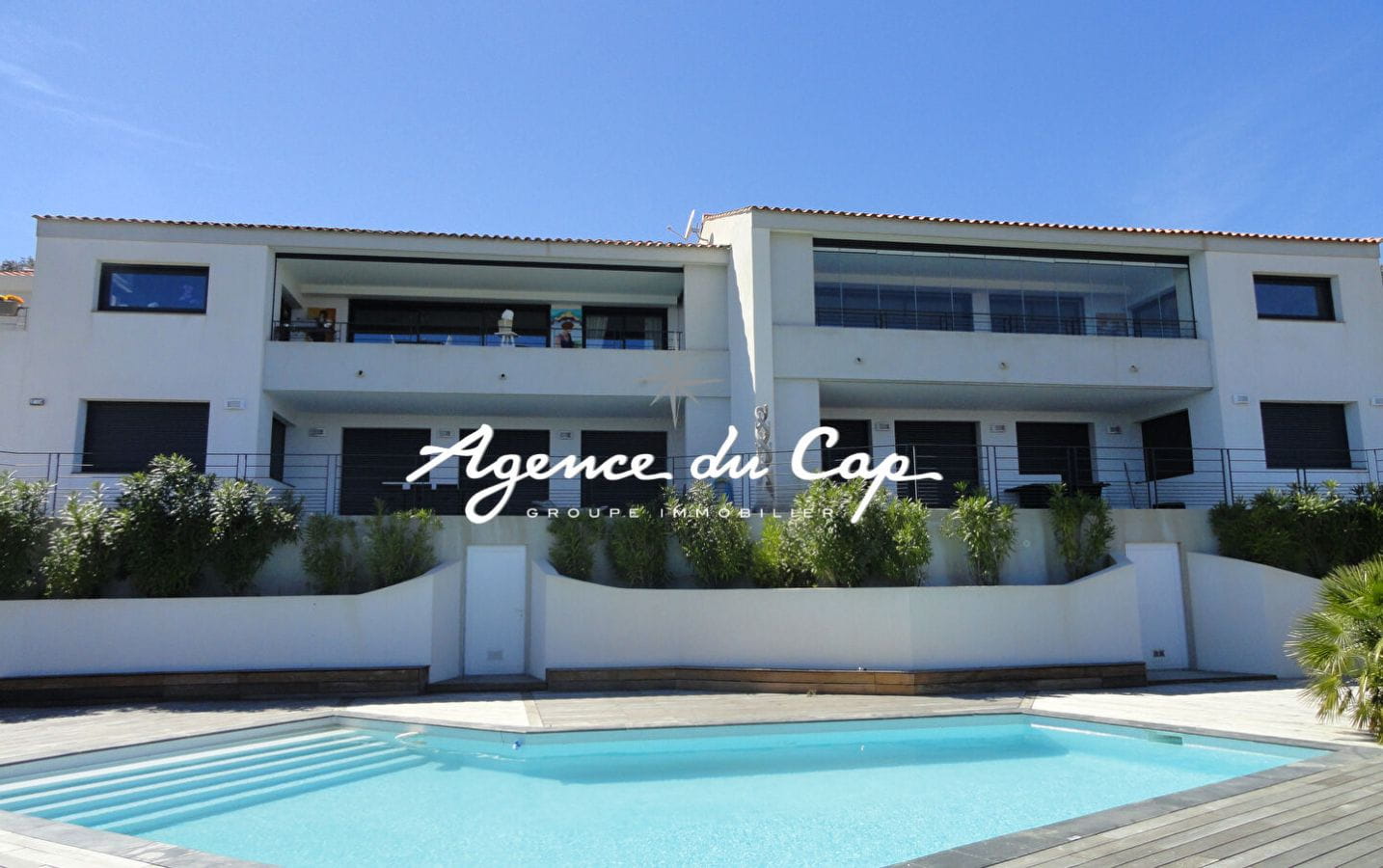 APPARTEMENT T3 82M² AVEC 2 CHAMBRES VUE MER PANORAMIQUE SUR LA BAIE DE SAINT RAPHAEL, DANS UNE RÉSIDENCE AVEC PISCINE ET PARKING AUX ISSAMBRES Image 1