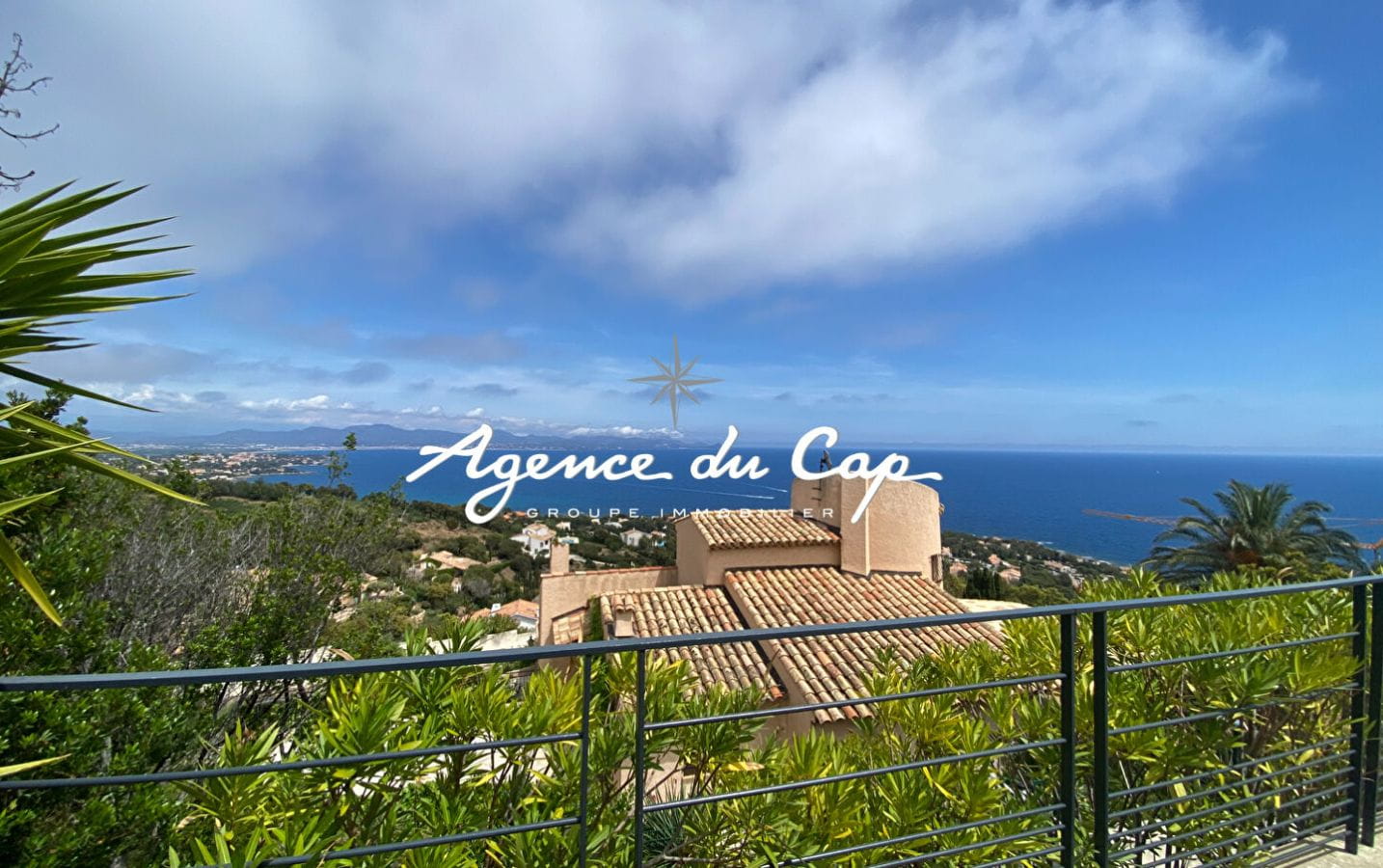 APPARTEMENT T3 82M² AVEC 2 CHAMBRES VUE MER PANORAMIQUE SUR LA BAIE DE SAINT RAPHAEL, DANS UNE RÉSIDENCE AVEC PISCINE ET PARKING AUX ISSAMBRES Image 0