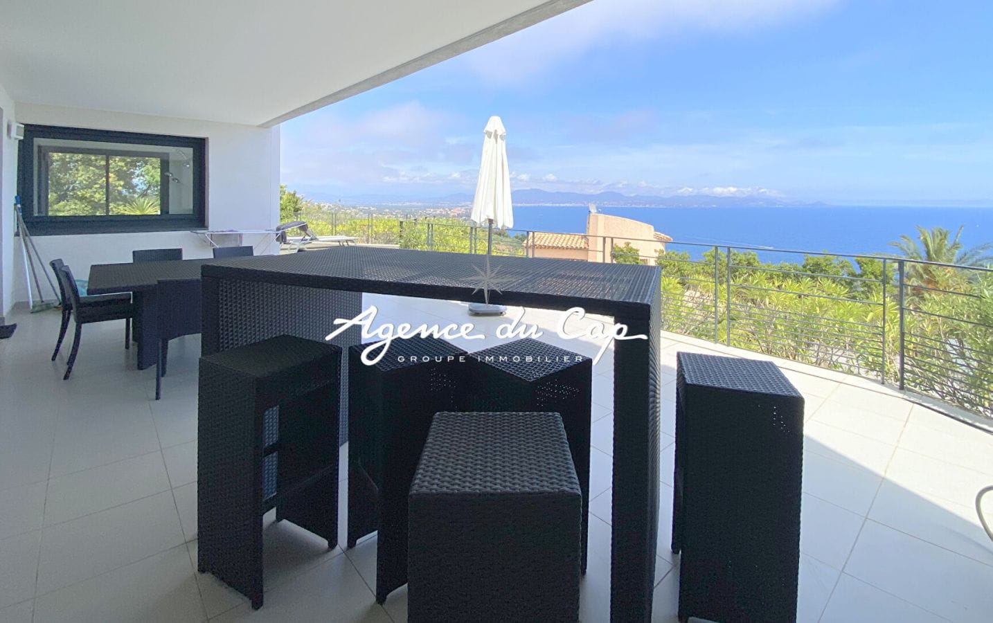 APPARTEMENT T3 82M² AVEC 2 CHAMBRES VUE MER PANORAMIQUE SUR LA BAIE DE SAINT RAPHAEL, DANS UNE RÉSIDENCE AVEC PISCINE ET PARKING AUX ISSAMBRES Image 2