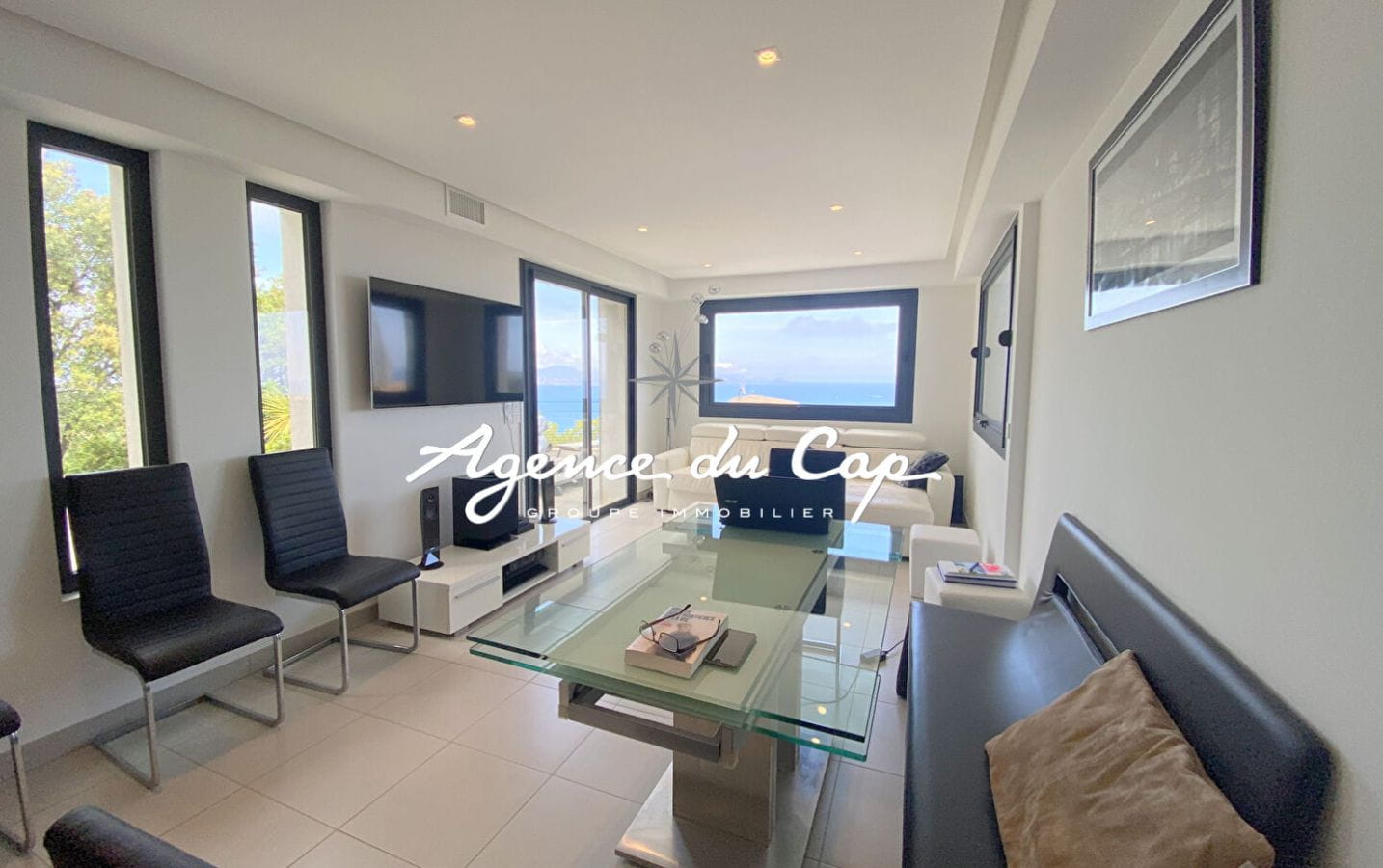 APPARTEMENT T3 82M² AVEC 2 CHAMBRES VUE MER PANORAMIQUE SUR LA BAIE DE SAINT RAPHAEL, DANS UNE RÉSIDENCE AVEC PISCINE ET PARKING AUX ISSAMBRES Image 3