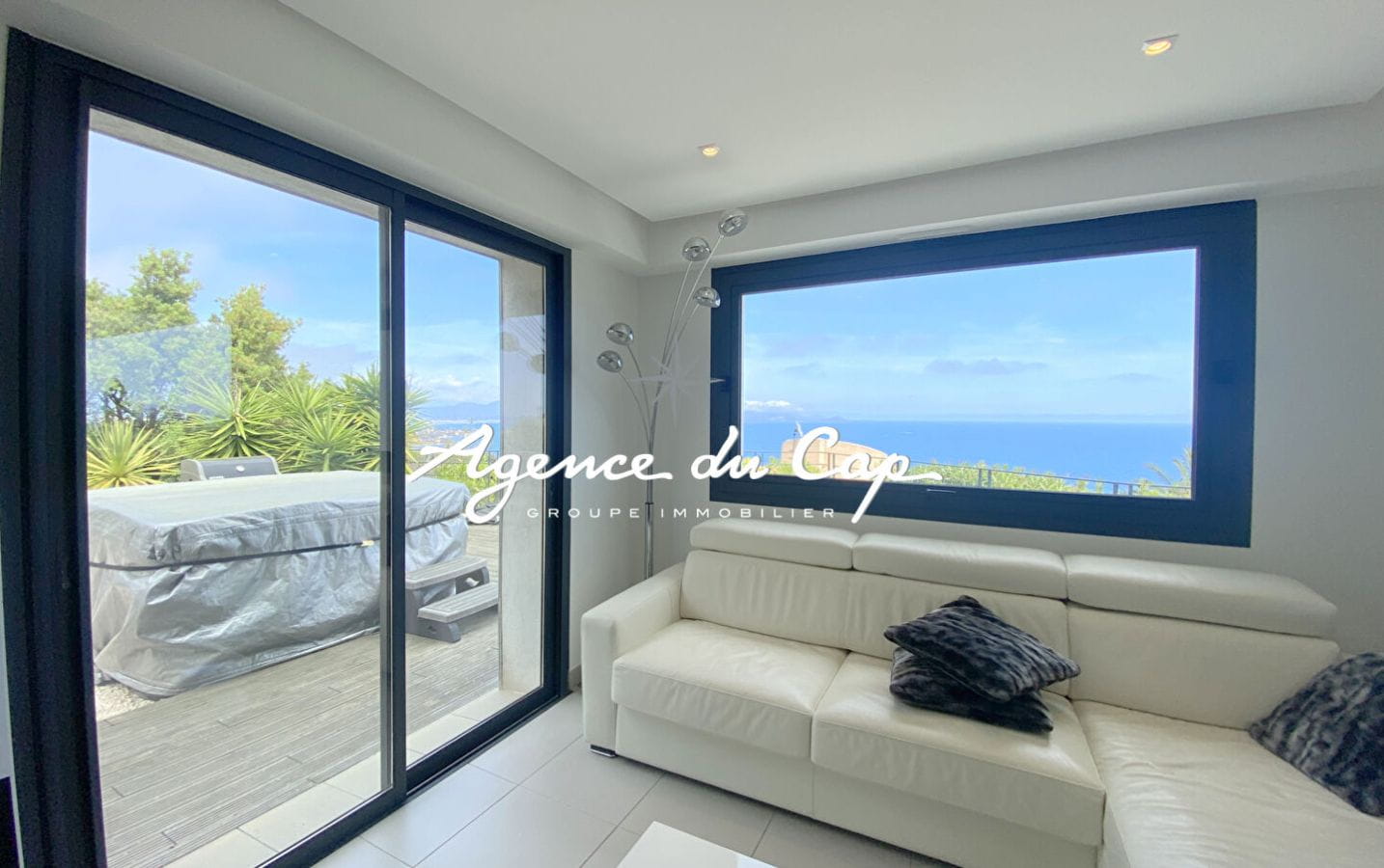 APPARTEMENT T3 82M² AVEC 2 CHAMBRES VUE MER PANORAMIQUE SUR LA BAIE DE SAINT RAPHAEL, DANS UNE RÉSIDENCE AVEC PISCINE ET PARKING AUX ISSAMBRES Image 4