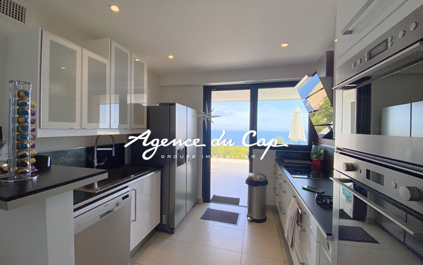 APPARTEMENT T3 82M² AVEC 2 CHAMBRES VUE MER PANORAMIQUE SUR LA BAIE DE SAINT RAPHAEL, DANS UNE RÉSIDENCE AVEC PISCINE ET PARKING AUX ISSAMBRES Image 5