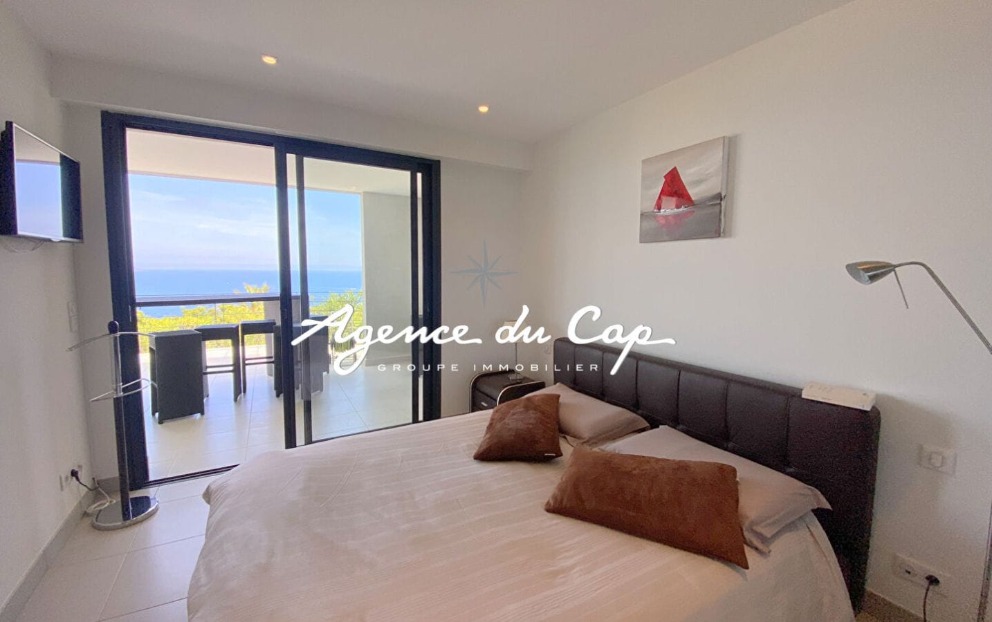 APPARTEMENT T3 82M² AVEC 2 CHAMBRES VUE MER PANORAMIQUE SUR LA BAIE DE SAINT RAPHAEL, DANS UNE RÉSIDENCE AVEC PISCINE ET PARKING AUX ISSAMBRES Image 6