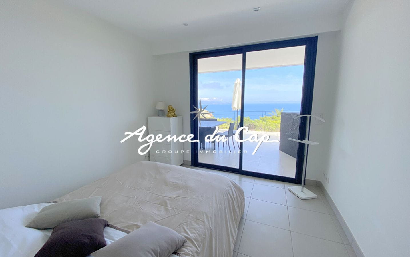 APPARTEMENT T3 82M² AVEC 2 CHAMBRES VUE MER PANORAMIQUE SUR LA BAIE DE SAINT RAPHAEL, DANS UNE RÉSIDENCE AVEC PISCINE ET PARKING AUX ISSAMBRES Image 7