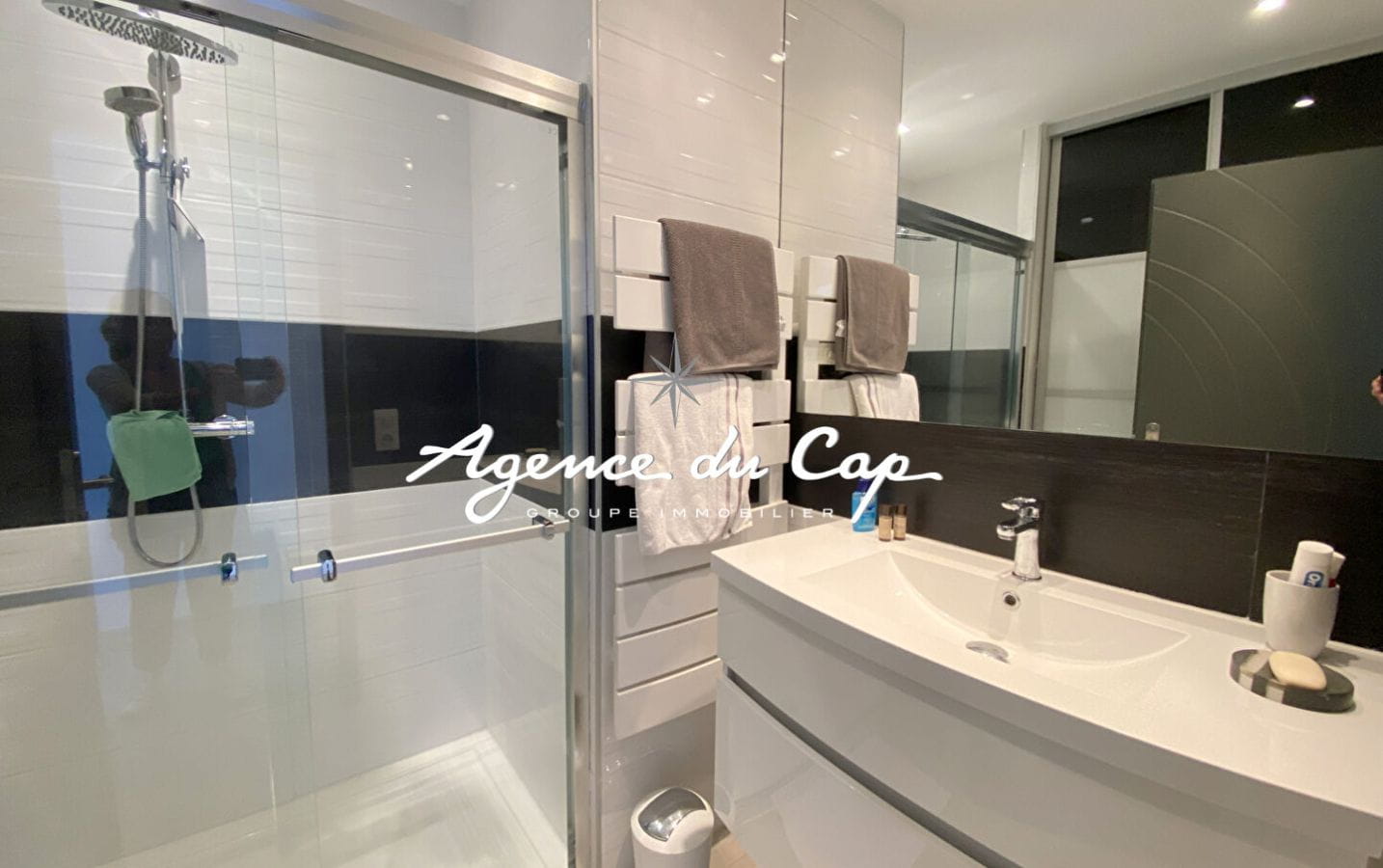 APPARTEMENT T3 82M² AVEC 2 CHAMBRES VUE MER PANORAMIQUE SUR LA BAIE DE SAINT RAPHAEL, DANS UNE RÉSIDENCE AVEC PISCINE ET PARKING AUX ISSAMBRES Image 8