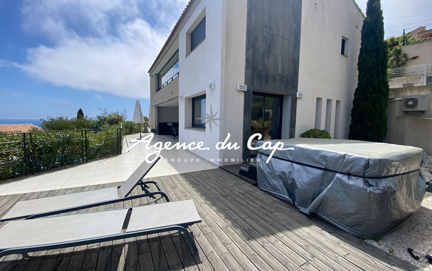 APPARTEMENT T3 82M² AVEC 2 CHAMBRES VUE MER PANORAMIQUE SUR LA BAIE DE SAINT RAPHAEL, DANS UNE RÉSIDENCE AVEC PISCINE ET PARKING AUX ISSAMBRES Image 9