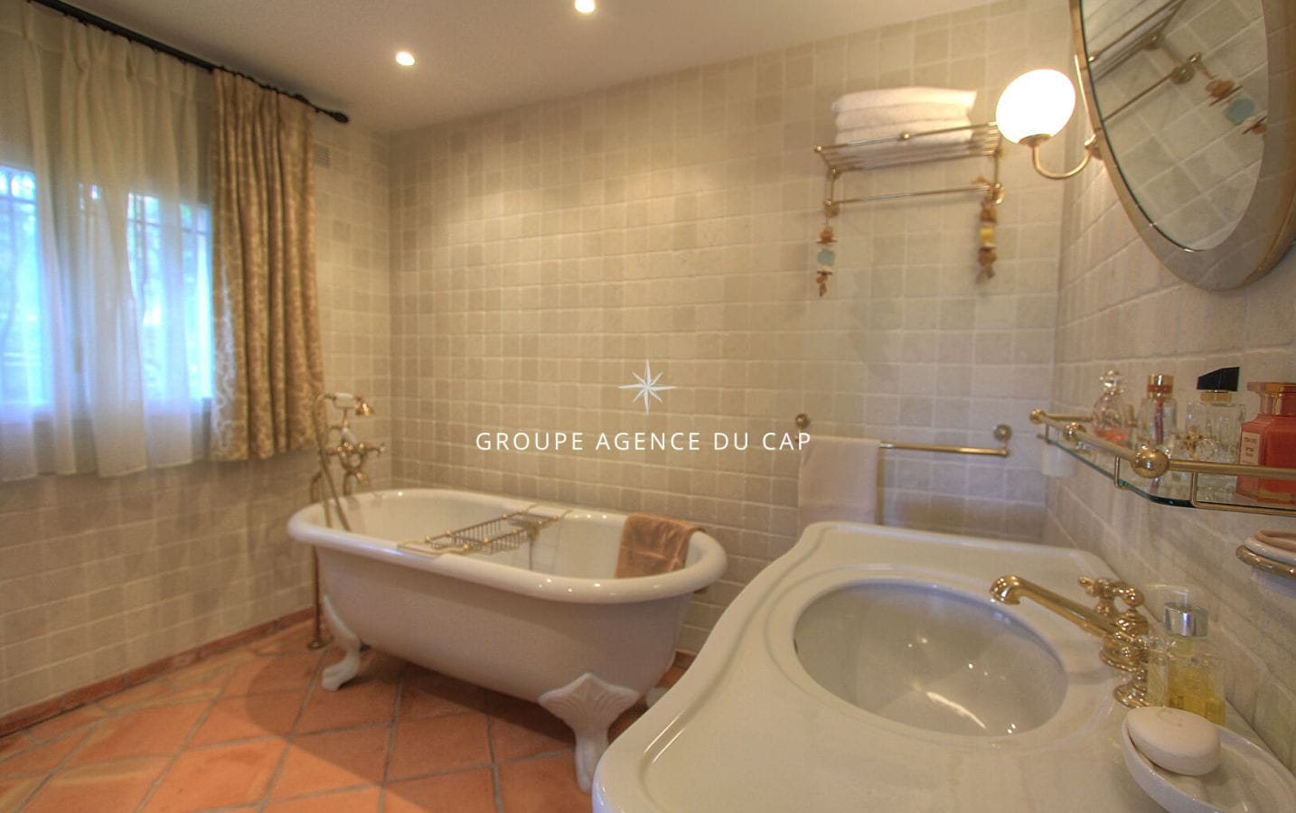VILLA DE CHARME 140M²  4 PIÈCES TERRAIN PLAT, PISCINE ET GARAGE DOUBLE, PROCHE DES PLAGES DES ISSAMBRES Image 6