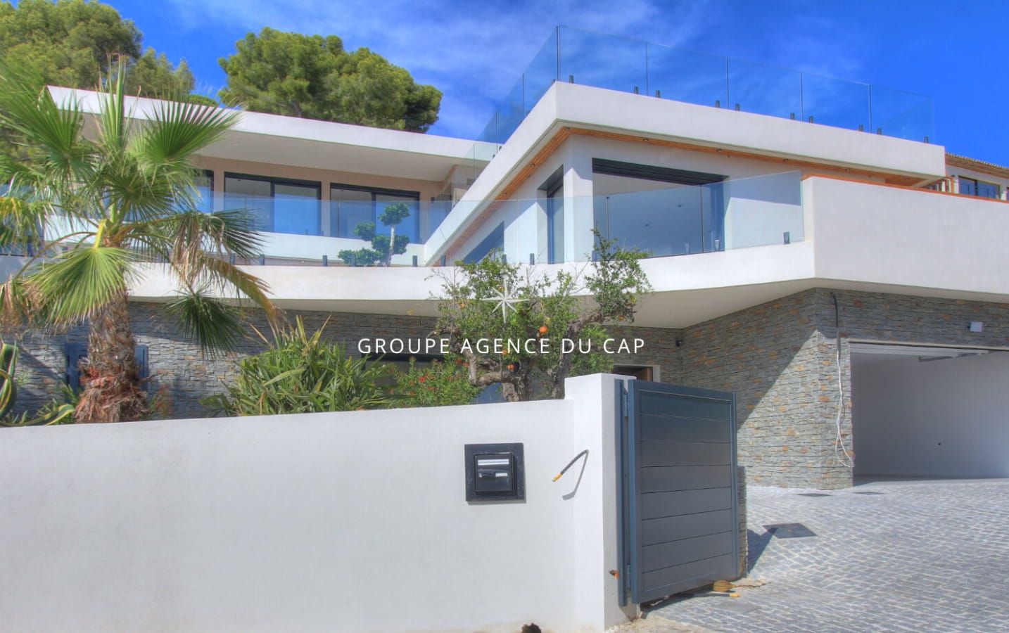 À VENDRE VILLA CONTEMPORAINE DE 350M² 8 PIÈCES AVEC VUE MER, À PIED DES PLAGES ET DES COMMERCES DES ISSAMBRES Image 1