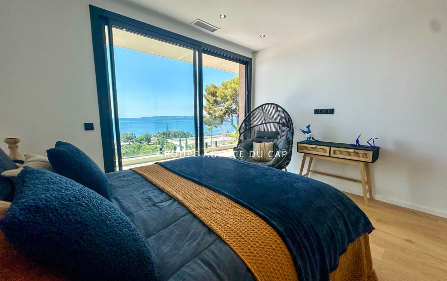 À VENDRE VILLA CONTEMPORAINE DE 350M² 8 PIÈCES AVEC VUE MER, À PIED DES PLAGES ET DES COMMERCES DES ISSAMBRES Image 12