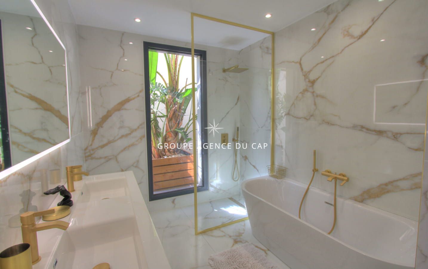 À VENDRE VILLA CONTEMPORAINE DE 350M² 8 PIÈCES AVEC VUE MER, À PIED DES PLAGES ET DES COMMERCES DES ISSAMBRES Image 8