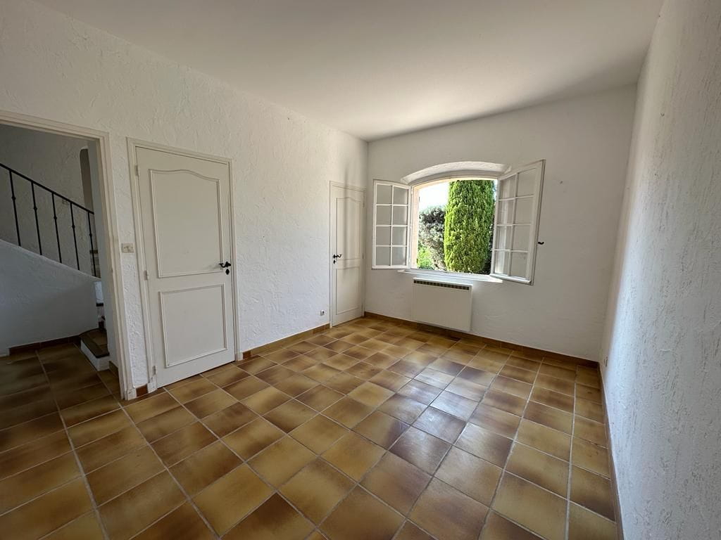 PROVENCAL VILLA 120sqm 4 ROOMS NICE SEA VIEW, WITH POOL AND GARAGE, IN LES ISSAMBRES Image 9