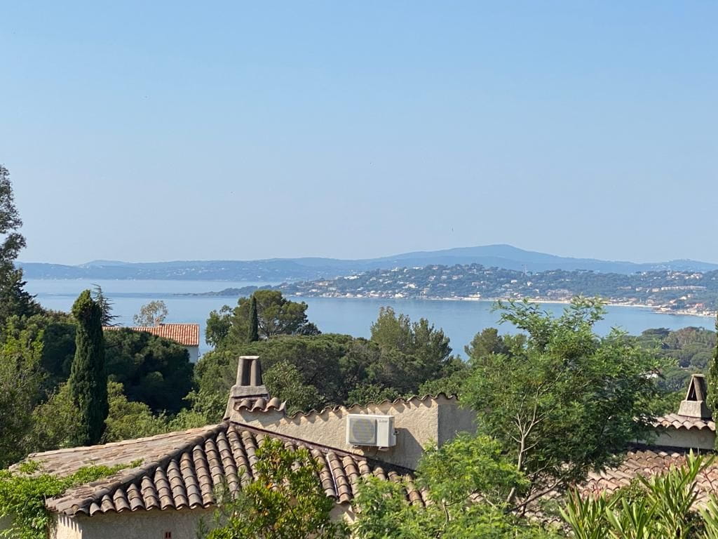 VILLA PROVENCALE 120M²  4 PIECES JOLIE VUE MER, AVEC PISCINE ET GARAGE, AUX ISSAMBRES Image 0