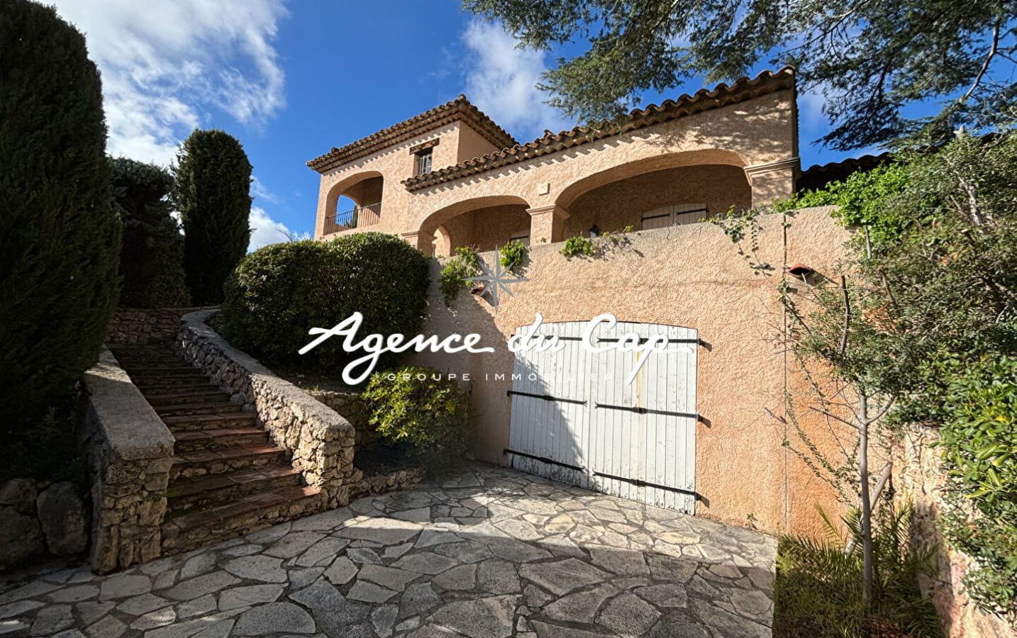 VILLA PROVENCALE 120M²  4 PIECES JOLIE VUE MER, AVEC PISCINE ET GARAGE, AUX ISSAMBRES Image 11