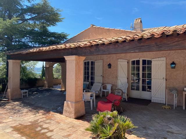 VILLA PROVENCALE 120M²  4 PIECES JOLIE VUE MER, AVEC PISCINE ET GARAGE, AUX ISSAMBRES Image 3