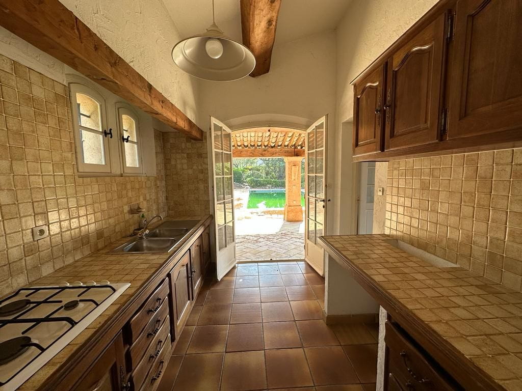 VILLA PROVENCALE 120M²  4 PIECES JOLIE VUE MER, AVEC PISCINE ET GARAGE, AUX ISSAMBRES Image 6