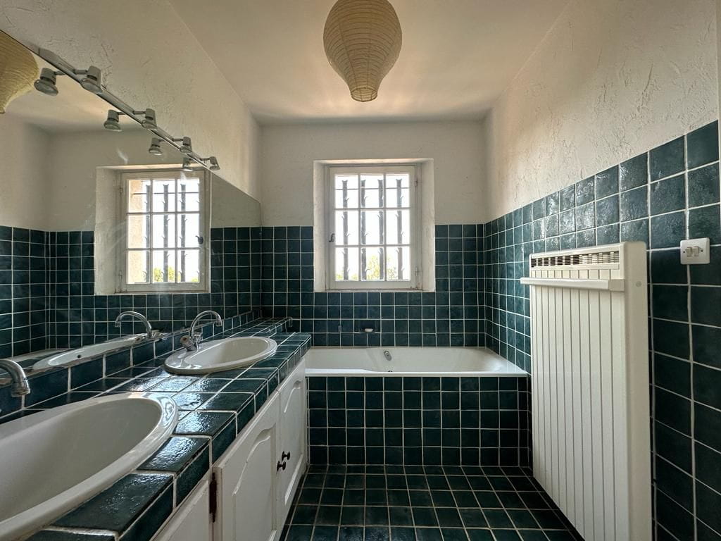 VILLA PROVENCALE 120M²  4 PIECES JOLIE VUE MER, AVEC PISCINE ET GARAGE, AUX ISSAMBRES Image 8