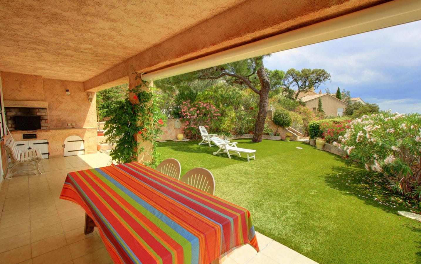 À VENDRE VILLA PROVENÇALE DE 108M², 5 PIÈCES AVEC 4 CHAMBRES, VUE MER SUR LA BAIE DE SAINT-TROPEZ, AUX ISSAMBRES Image 2