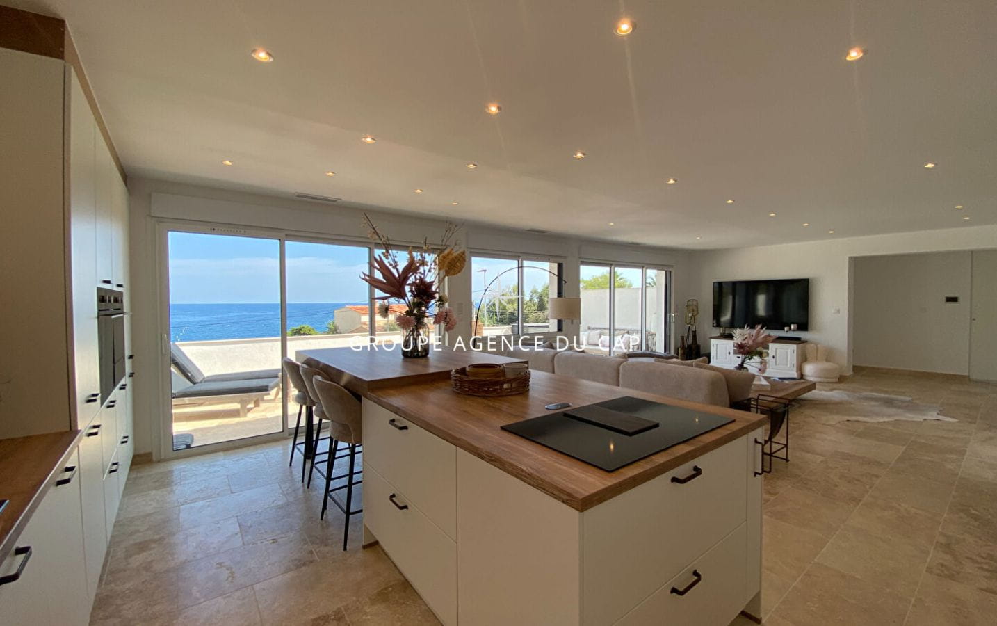 ROOFTOP APARTMENT T3 OF 100sqm COMPRISING 2 BEDROOMS WITH A BEAUTIFUL SEA VIEW, IN LES ISSAMBRES Image 4