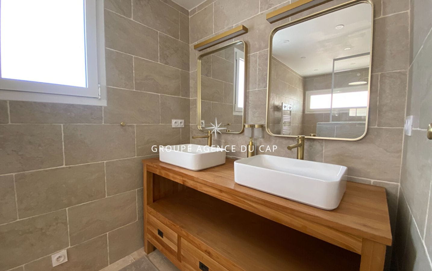 ROOFTOP APARTMENT T3 OF 100sqm COMPRISING 2 BEDROOMS WITH A BEAUTIFUL SEA VIEW, IN LES ISSAMBRES Image 6