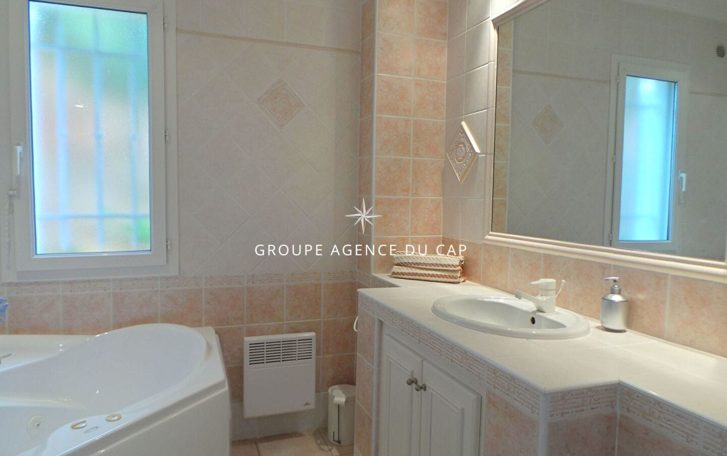 SEA VIEW VILLA 177sqm 7 ROOMS WITH 4 BEDROOMS, SWIMMING POOL GARAGE AND CAR PORT, IN LES ISSAMBRES Image 10