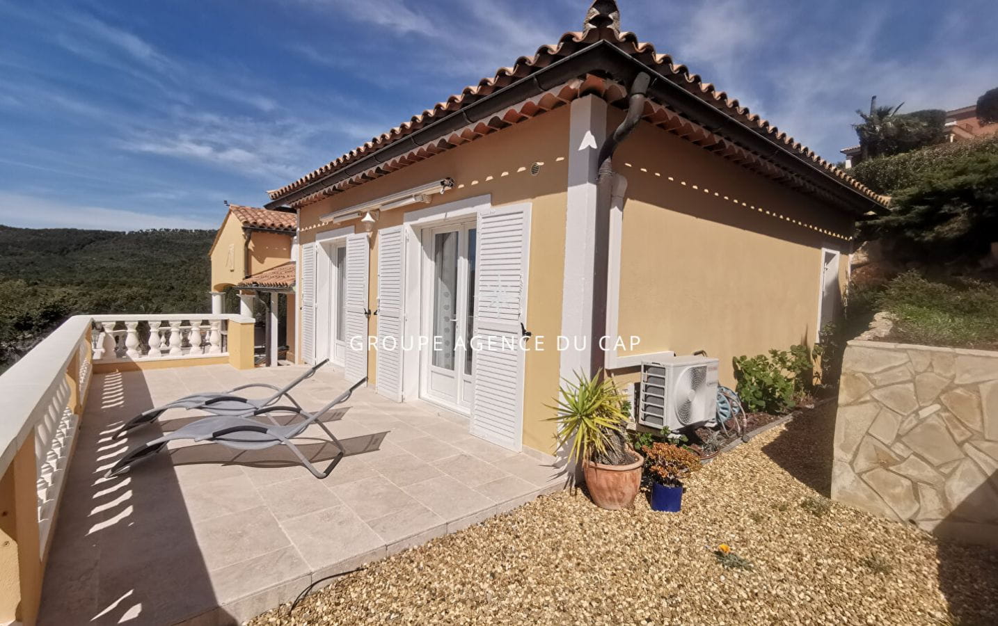 SEA VIEW VILLA 177sqm 7 ROOMS WITH 4 BEDROOMS, SWIMMING POOL GARAGE AND CAR PORT, IN LES ISSAMBRES Image 12