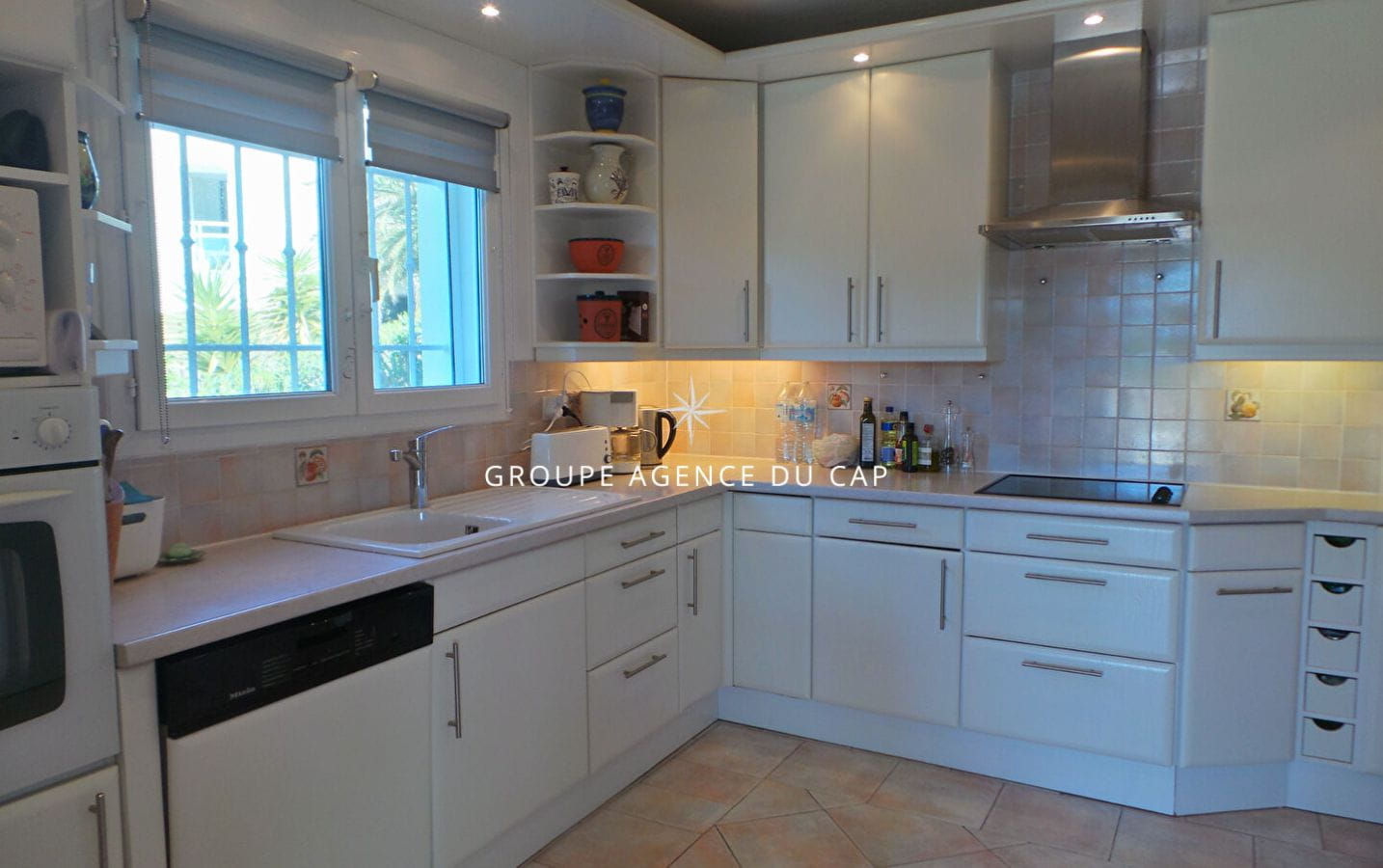 SEA VIEW VILLA 177sqm 7 ROOMS WITH 4 BEDROOMS, SWIMMING POOL GARAGE AND CAR PORT, IN LES ISSAMBRES Image 5