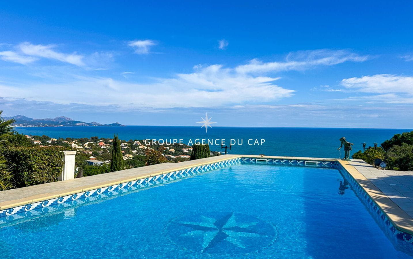 Villa vue mer avecT2 indépendant plus un  terrain de 2094 m² à l&rsquo;arrière, constructible aux Issambres Image 1
