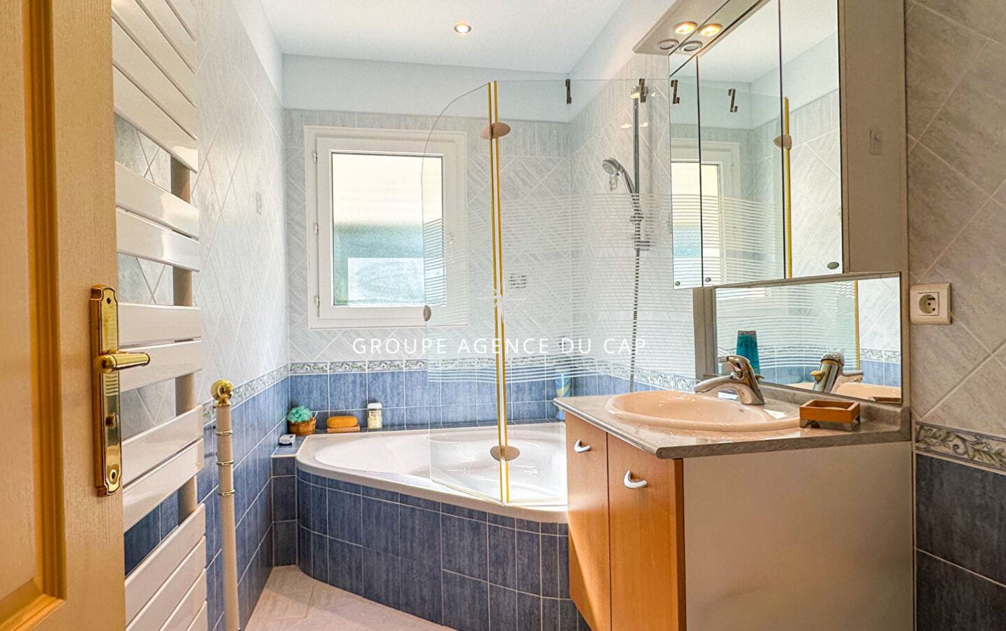 Villa vue mer avecT2 indépendant plus un  terrain de 2094 m² à l&rsquo;arrière, constructible aux Issambres Image 14