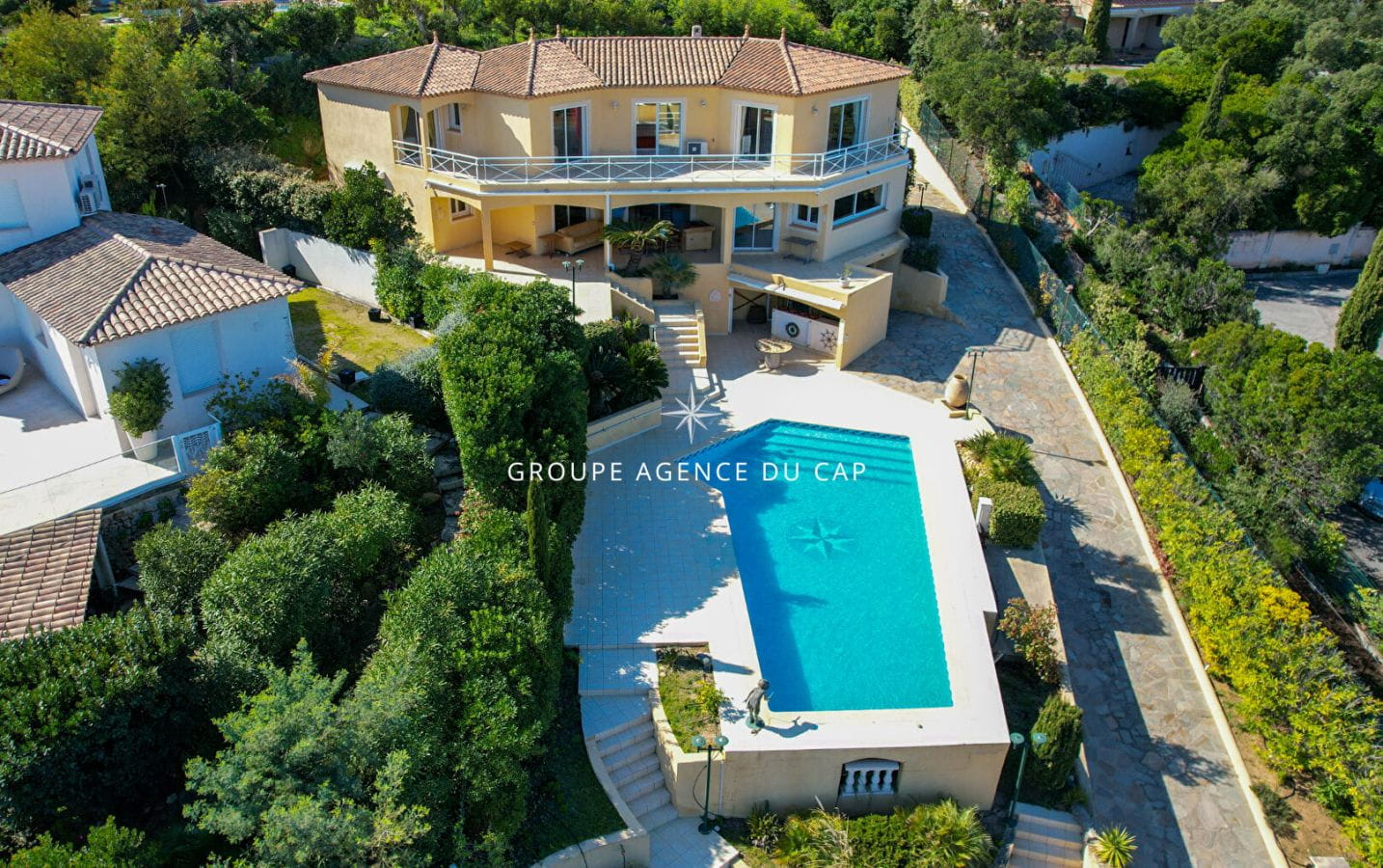 Villa vue mer avecT2 indépendant plus un  terrain de 2094 m² à l&rsquo;arrière, constructible aux Issambres Image 17