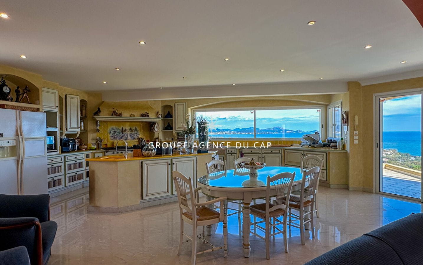 Villa vue mer avecT2 indépendant plus un  terrain de 2094 m² à l&rsquo;arrière, constructible aux Issambres Image 6