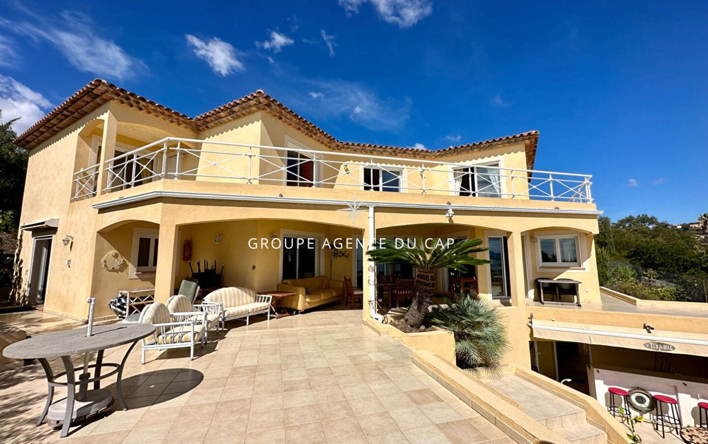 Villa vue mer + T2 indépendant avec terrain de 2094 m² à l&rsquo;arrière, constructible aux Issambres Image 1