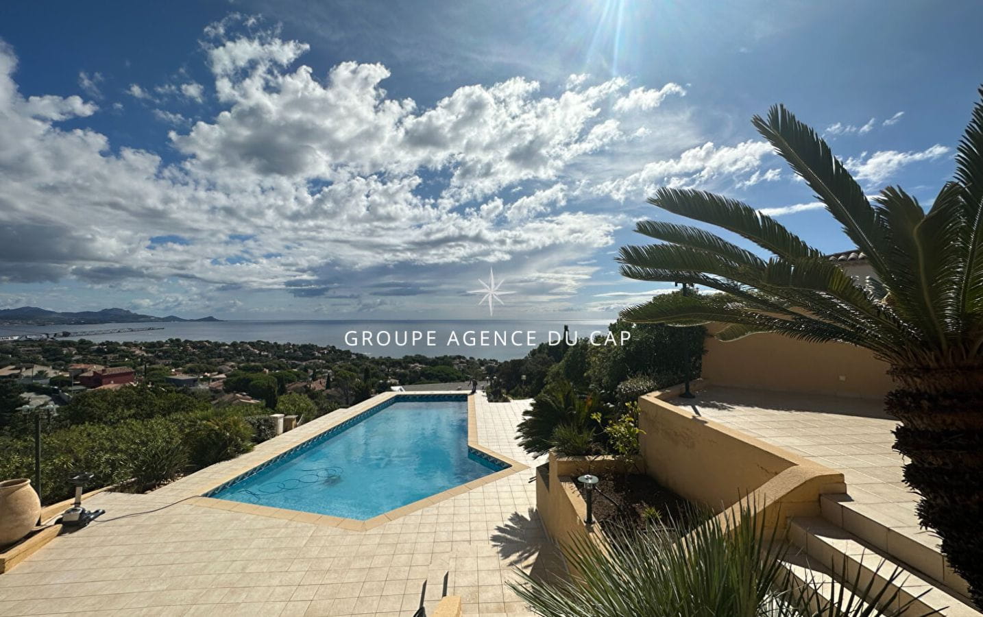 Villa vue mer + T2 indépendant avec terrain de 2094 m² à l&rsquo;arrière, constructible aux Issambres Image 2