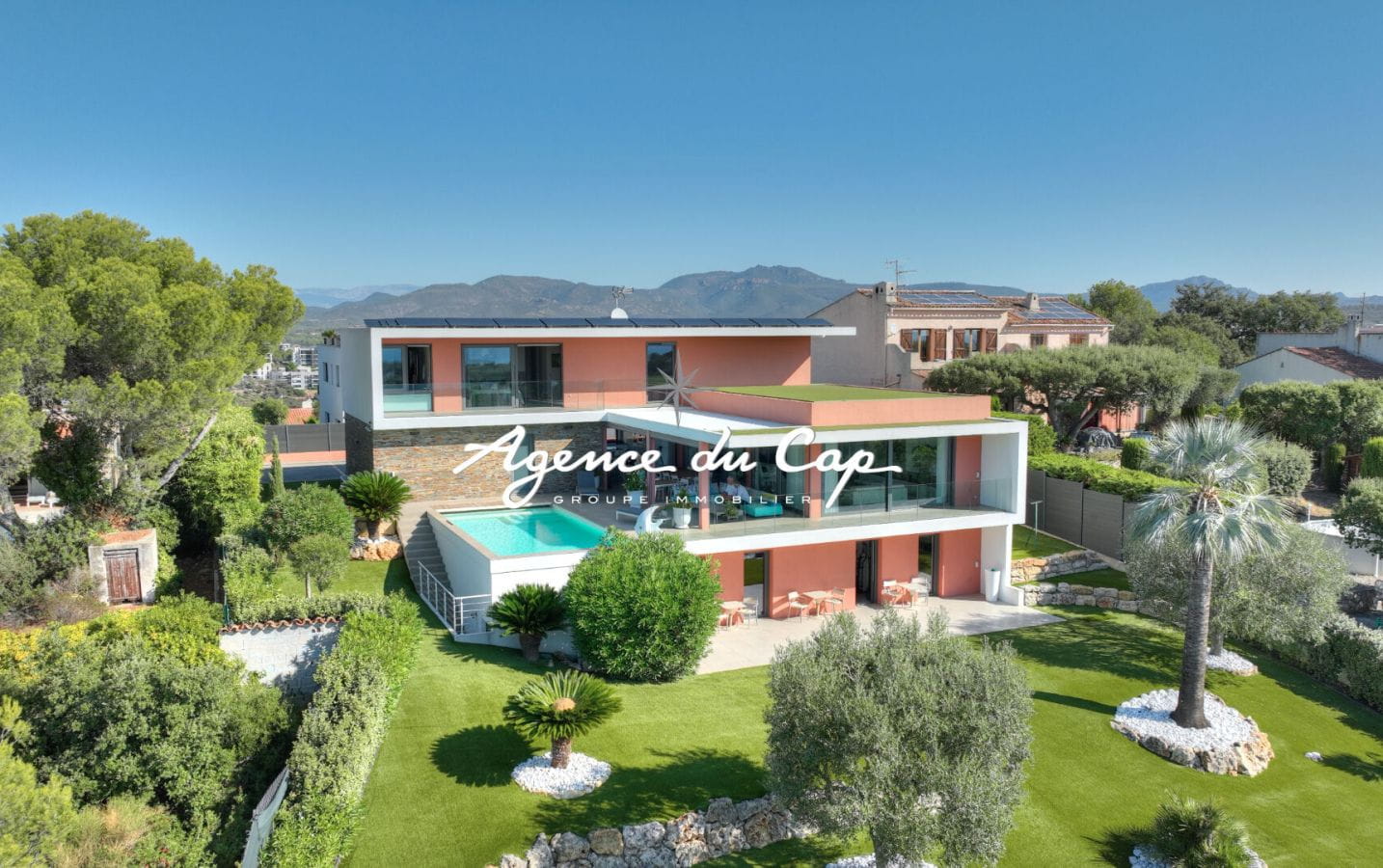 VILLA CONTEMPORAINE DOMINANTE 8 PIECES PISCINE GARAGE ET VUE MER PANORAMIQUE A SAINT RAPHAEL Image 1